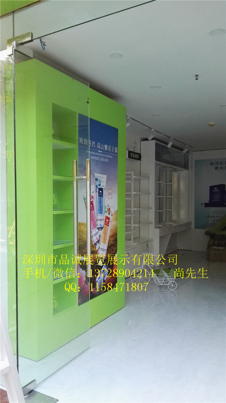 化妝品展示柜臺.jpg