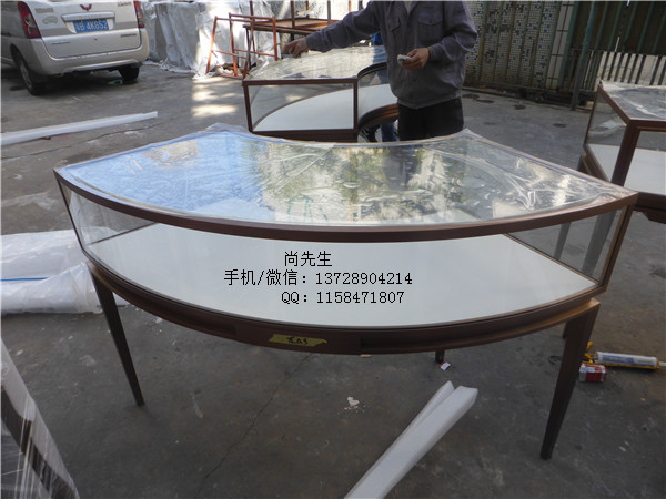 弧形不銹鋼珠寶展柜.jpg